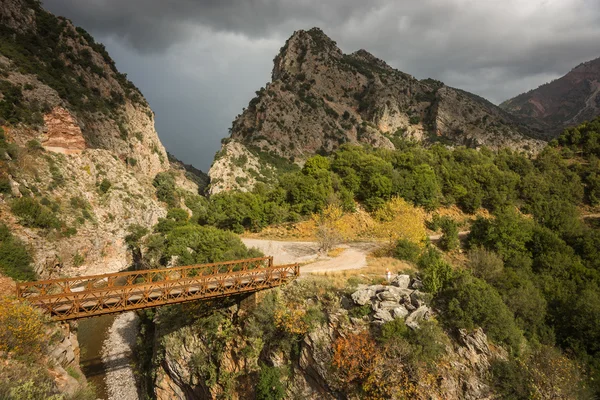 Doğal dağ nehir ve köprü ile sonbahar manzarası — Stok fotoğraf