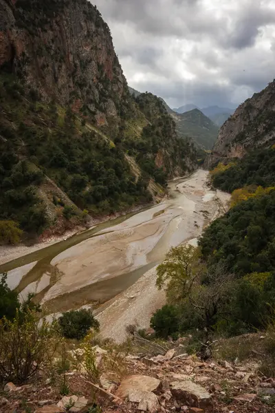 Bir nehir ile doğal dağ sonbahar manzarası — Stok fotoğraf