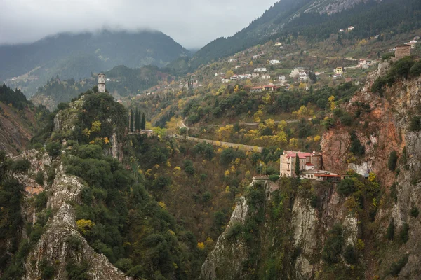 Paisaje escénico de otoño de montaña con un monasterio — Foto de Stock