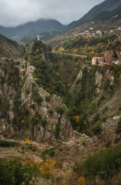 Paysage pittoresque d'automne de montagne avec un monastère — Photo