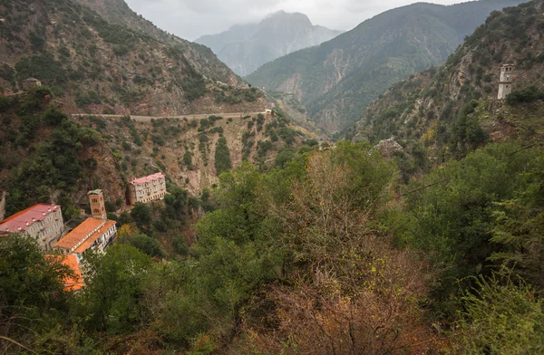 Paisaje escénico de otoño de montaña con un monasterio — Foto de Stock