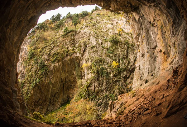 Schilderachtige herfst berglandschap met een grot — Stockfoto