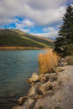 Peloponnese üzerinde göl Doxa pitoresk peyzaj