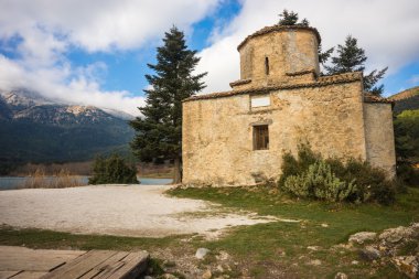 Göl Doxa Peloponnese tarih itibariyle bir adada küçük kilise