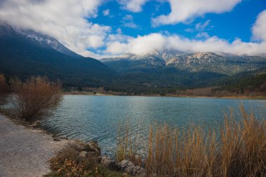 Peloponnese üzerinde göl Doxa pitoresk peyzaj
