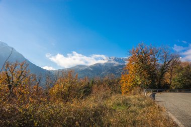 Dağlar ve bulutlar Stimfalia Gölü yakınındaki ile sonbahar manzara, 