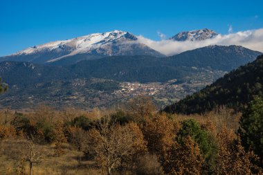 Peloponnese, Yunanistan Stimfalia Gölü yakınındaki dağ manzarası