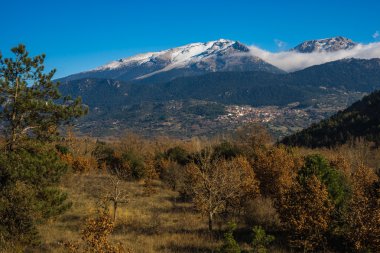 Peloponnese, Yunanistan Stimfalia Gölü yakınındaki dağ manzarası