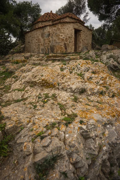 La pequeña iglesia bizantina en la roca de Vravrona — Foto de Stock