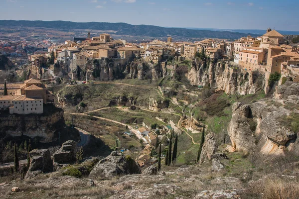 Uitzicht op stad Cuenca en de vreemde rotsformaties — Stockfoto