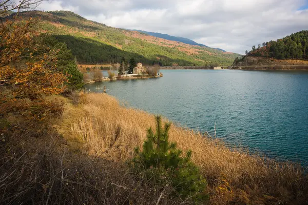 Tiny church on an island at Lake Doxa on Peloponnese — Stock Photo, Image