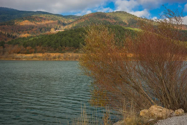 ภูมิทัศน์ที่สวยงามบนทะเลสาบ Doxa บน Peloponnese — ภาพถ่ายสต็อก