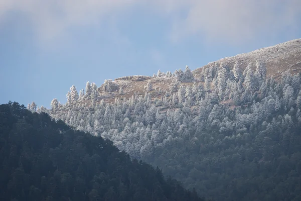 Paesaggio montano con neve sul Peloponneso, Grecia — Foto Stock