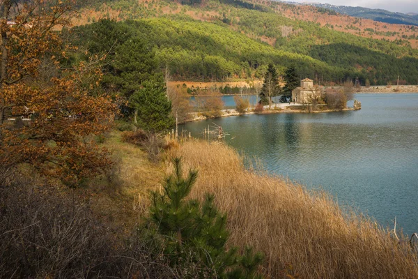 Winzige Kirche auf einer Insel am Doxasee auf dem Peloponnes — Stockfoto