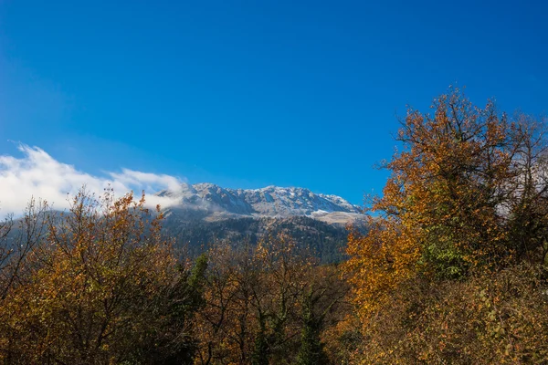 Paesaggio autunnale con montagne e nuvole vicino al lago Stimfalia , — Foto Stock