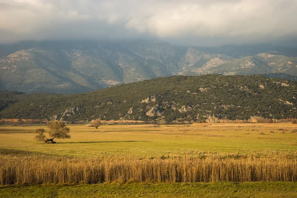 Autumn landscape with mountains and clouds near Stimfalia lake, — Stock Photo, Image