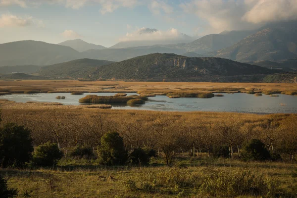 ทะเลสาบ stimulfalia ในฤดูใบไม้ร่วงใน Peloponnese, กรีก — ภาพถ่ายสต็อก