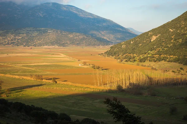 Autumn landscape with mountains and clouds near Stimfalia lake, — Stock Photo, Image