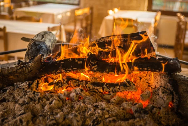 ラウンド中央の暖炉で燃える火 — ストック写真