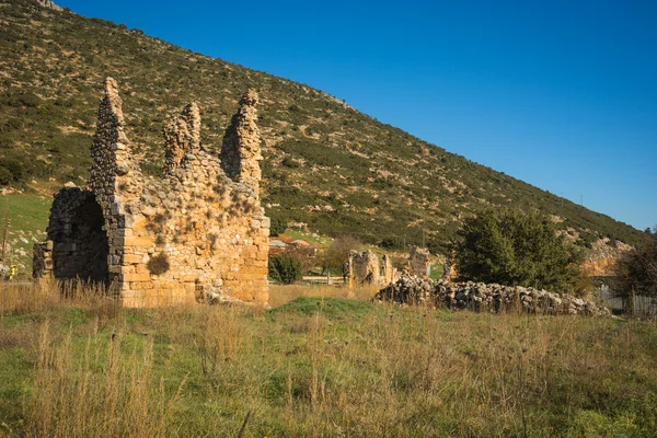 Ruïnes van een oud klooster in Stimfalia, Peloponnesos, Griekenland — Stockfoto