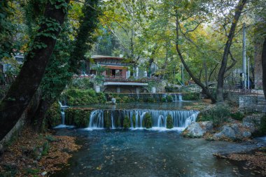 Sonbahar yatay, bir nehir ve küçük ev