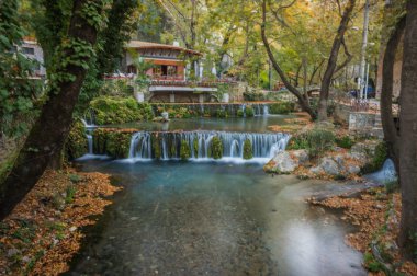 Sonbahar yatay, bir nehir ve küçük ev