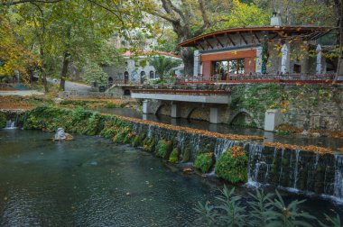 Sonbahar yatay, bir nehir ve küçük ev