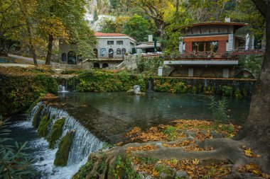 nehir ve Livadia küçük evleri