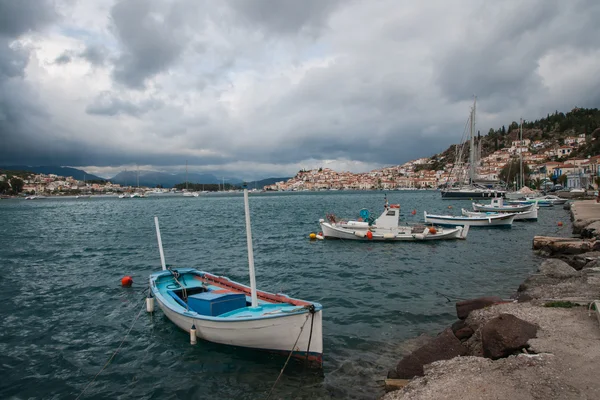 Haven en boten op eiland van Poros, Griekenland — Stockfoto