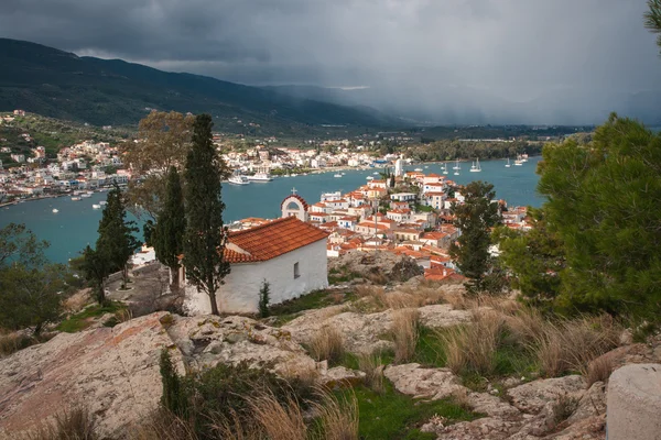 Paisaje urbano en la isla de Poros, Grecia — Foto de Stock