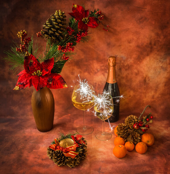 Рождественские украшения и шампанское
