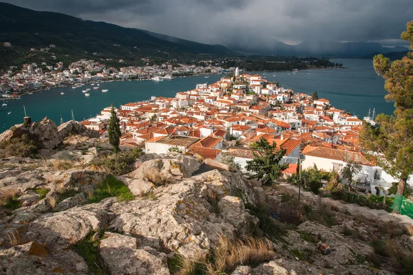 Paisaje urbano en la isla de Poros, Grecia — Foto de Stock