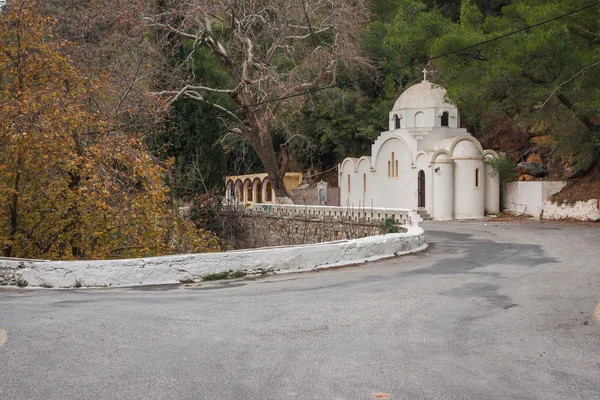 Pequena igreja branca na ilha de Poros, Grécia — Fotografia de Stock