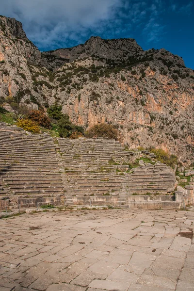 Ruinen eines antiken griechischen Theaters in Delphi, Griechenland — Stockfoto