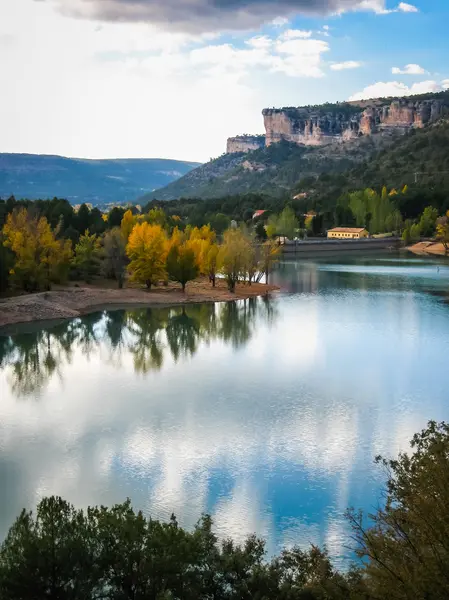 Vista al lago con árboles de colores otoñales y reflejos — Foto de Stock