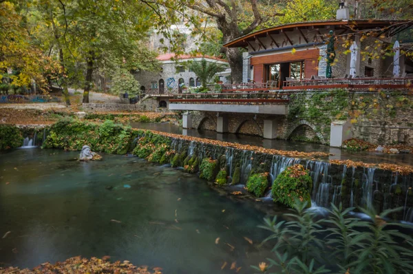 Podzimní krajina s řekou a malý dům — Stock fotografie