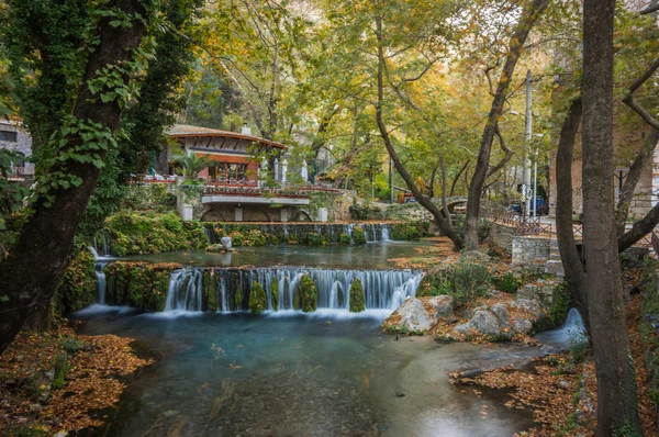Paisagem de outono com um rio e pequena casa — Fotografia de Stock