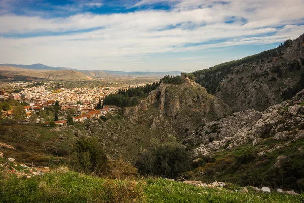 Ortaçağ kilise Tepesi'nde — Stok fotoğraf