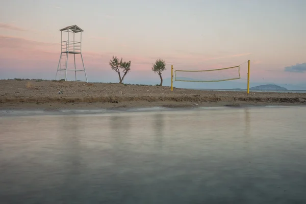 Волейбольная башня и сеть на песчаном пляже — стоковое фото