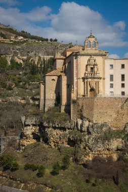 Cuenca şehir görünümüne ve garip kaya oluşumları