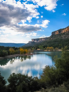 güzel göl ve sonbahar ağaçlar