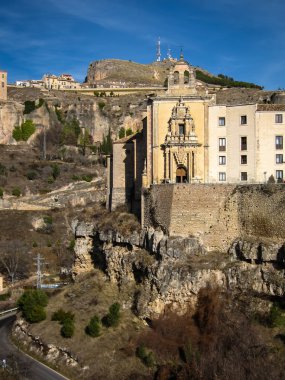 Cuenca şehir görünümüne ve garip kaya oluşumları