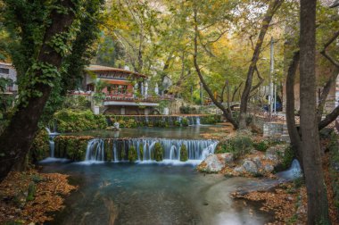 nehir ve küçük ev