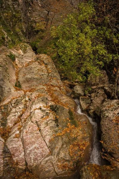 Herbstlandschaft mit Fluss — Stockfoto