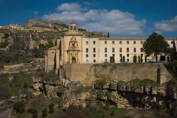 Vista sulla città Cuenca e strane formazioni rocciose — Foto Stock