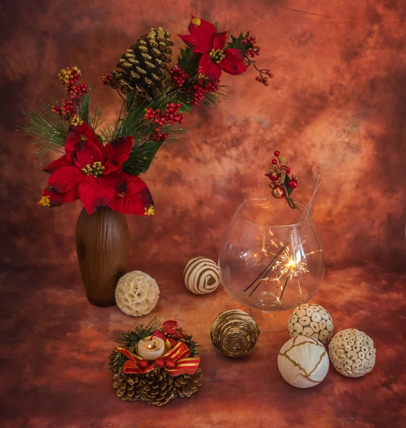 Рождественские искры и украшения — стоковое фото