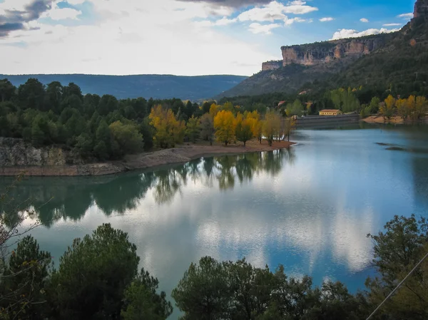 Hermoso lago y árboles de otoño — Foto de Stock