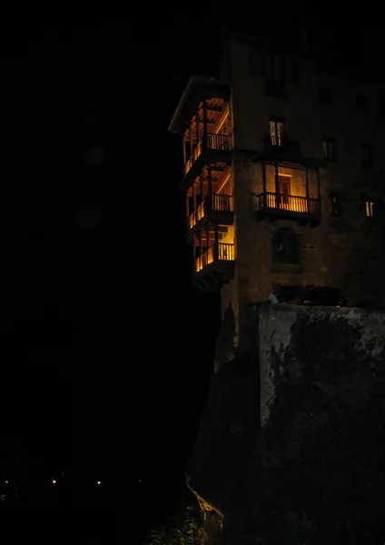 Висячий дом в Куэнке ночью — стоковое фото
