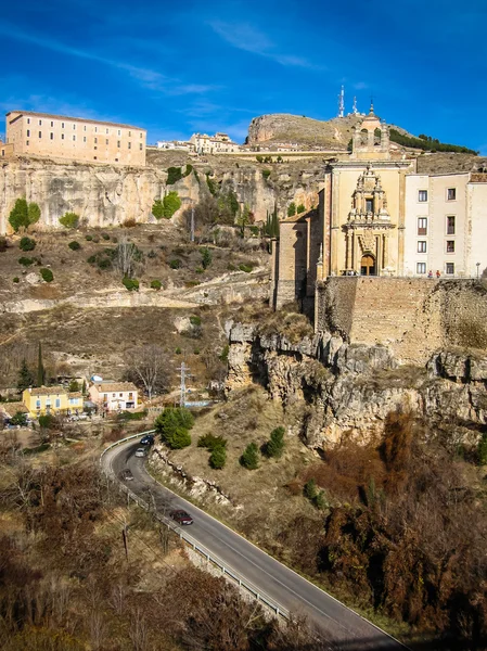 Vista sulla città Cuenca e strane formazioni rocciose — Foto Stock