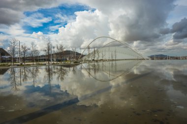 Olimpic Atina'da karmaşık göle yansımaları ile